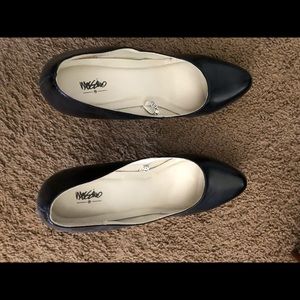 Black heels barely worn